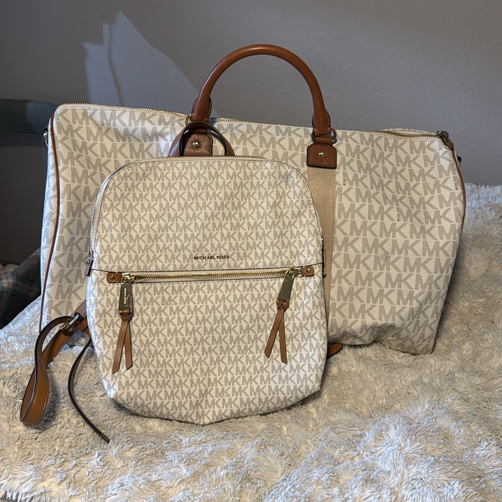 Michael Kors backpack gorgeous shape 
No wear and tear cream and brown